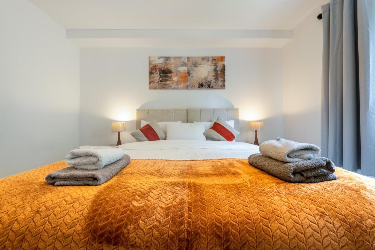 Apartament Ashview 6 - Heathrow - Windsor - Free Parking Staines-upon-Thames Zewnętrze zdjęcie