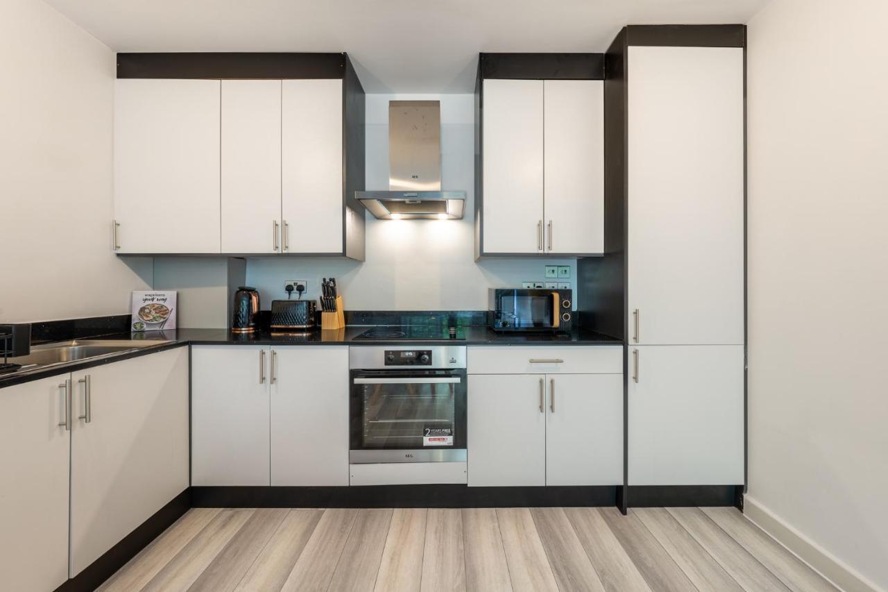 Apartament Ashview 6 - Heathrow - Windsor - Free Parking Staines-upon-Thames Zewnętrze zdjęcie